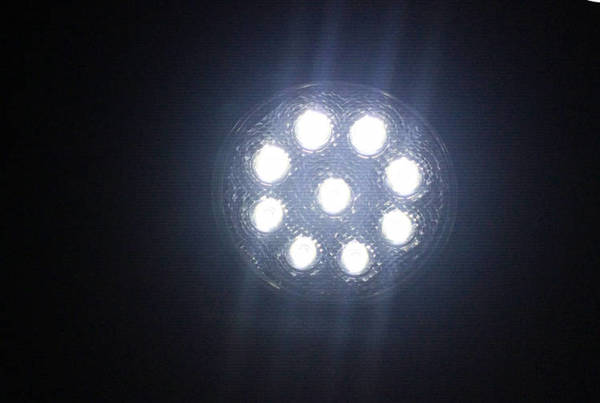 Pracovní lampa halogenová kulatá 9 vedla 27w reflektor