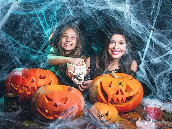 Artificial white spider web with 4 spiders halloween decoration stretchable