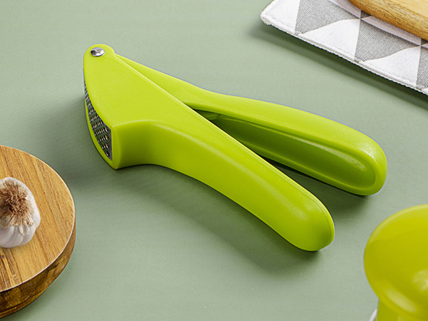 Garlic press hand squeezer crusher