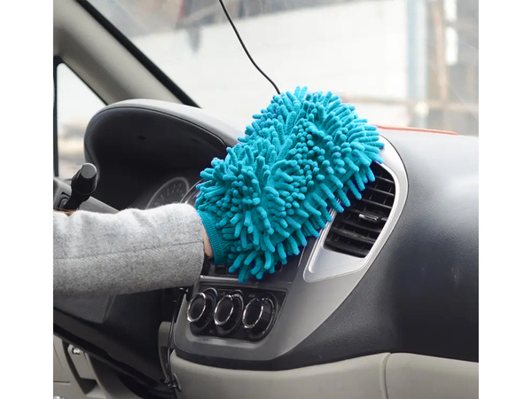 Microfibre cloth glove for cleaning the car wash on the hand