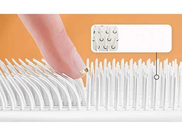 Self-cleaning hair brush for combing anti-static combing