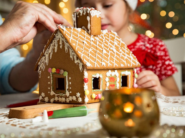 Maison en pain d'épices noël découpeurs de pain d'épices scène de la nativité cabane