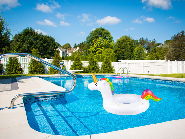 Roue gonflable bébé licorne pour nager dans l'eau de la piscine