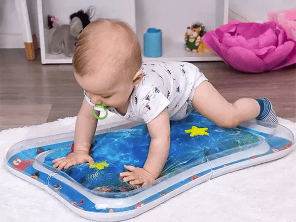 Tapis d'eau sensoriel gonflable pour les tout-petits