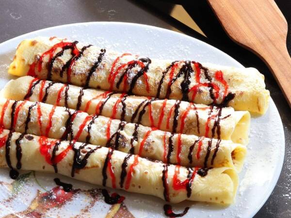 Pfannkuchenspachtel mit nudelholz für pfannkuchen-omeletts