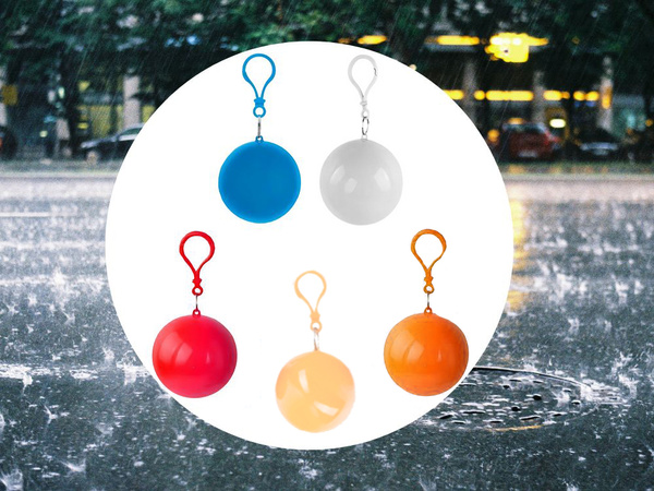 Mackintosh en una bola capa de lluvia poncho llavero