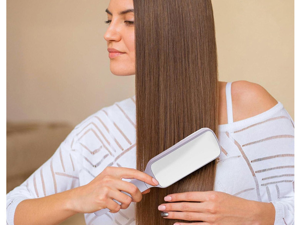 Self-cleaning hair brush for combing anti-static combing