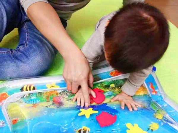 Täispuhutav sensoorne veematt väikelastele mängimiseks