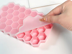 Molde para hielo de silicona, recipiente con capacidad para 37 cubitos, forma hexagonal.