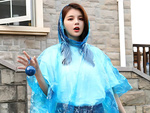 Mackintosh en una bola capa de lluvia poncho llavero