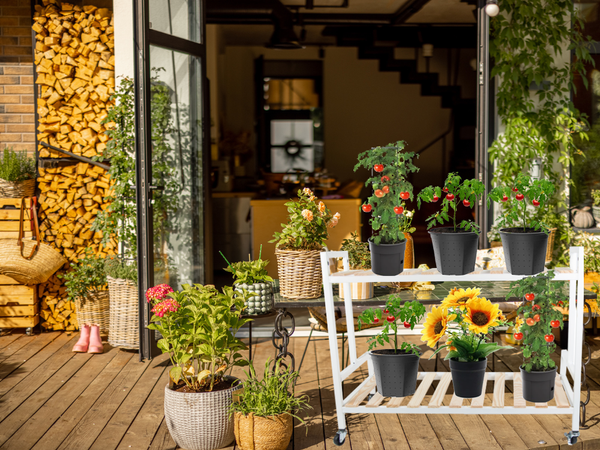 Parterre de madera para flores en maceta estantería de dos pisos sobre ruedas terraza