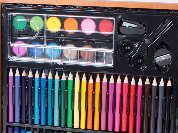 Artist's set for painting in case 150 pcs