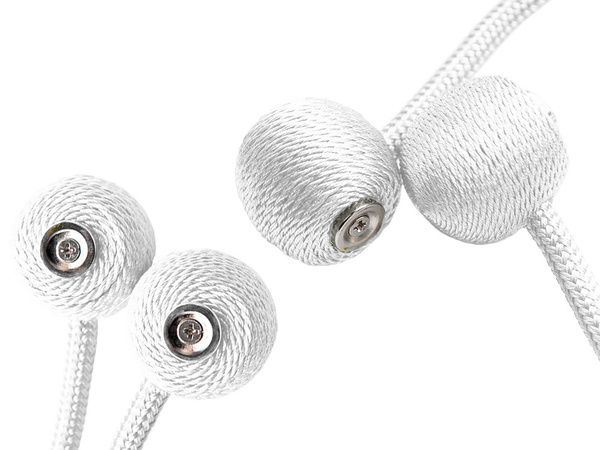 Decorative clips for curtains magnetically strong