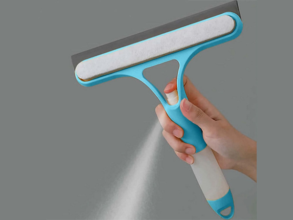 Ablaktörlő ablakmosó mosókefével fülke spray-vel