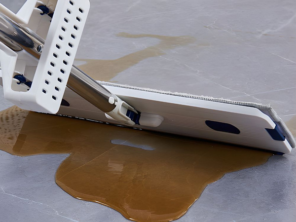 Mop plat en microfibre avec raclette et seau pliable dépliable pour les sols