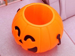 Seau d'halloween contenant des bonbons à la citrouille grand format