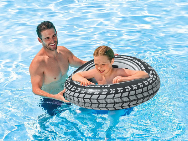Grosses aufblasbares rad (70 cm) für ein erwachsenes kind zum schwimmen im poolwasser