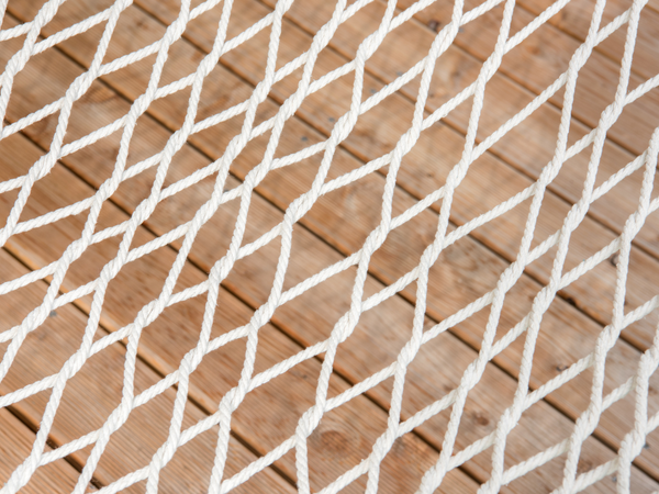 Garten hängematte seil netz hölzerne querbalken boho geflochten weiss