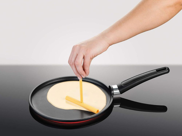 Pfannkuchenspachtel mit nudelholz für pfannkuchen-omeletts