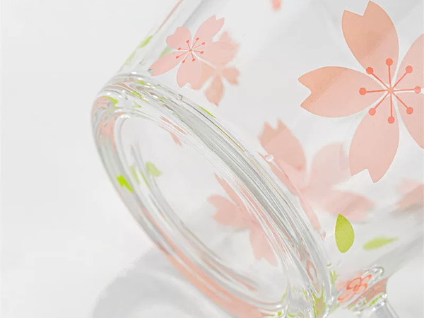 Set mit Schüsseln, Bechern, Tassen und Salatschüsseln aus Glas mit Blumenmuster, 6-teilig