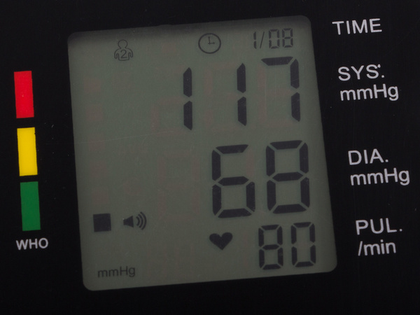 Elektronický monitor krvného tlaku na ramene lcd displej arytmia batéria