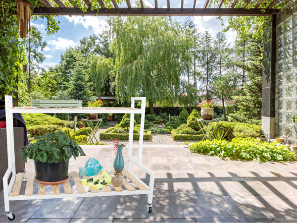 Dřevěný záhon pro hrnkové květiny dvoupatrový regál na kolečkách terasa