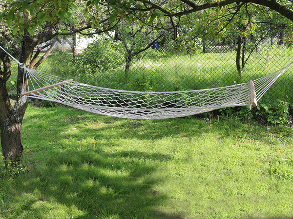 Garten hängematte seil netz hölzerne querbalken boho geflochten weiss