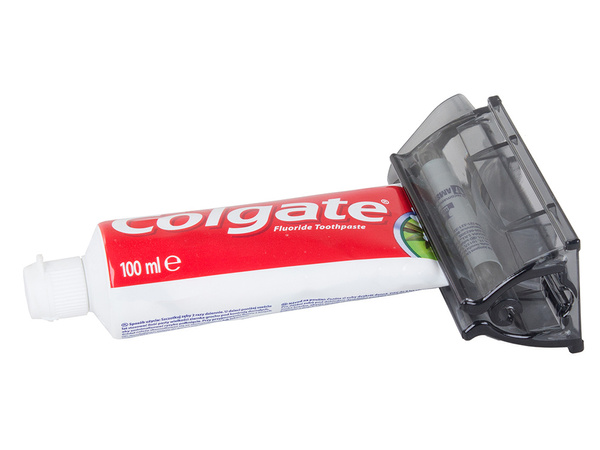 Stláčací dávkovač zubnej pasty v tube