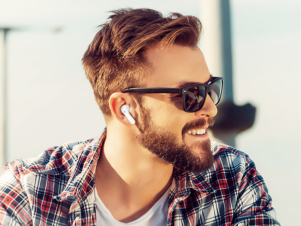 Brezžične slušalke bluetooth v ušesih s polnilnim ohišjem in mikrofonom