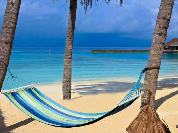 Zahradní houpací síť vyztužená pruhovaným barevným dřevem houpačka 200 x 80