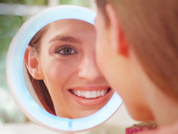 Illuminated 22 led 2 x 3 x usb cosmetic mirror
