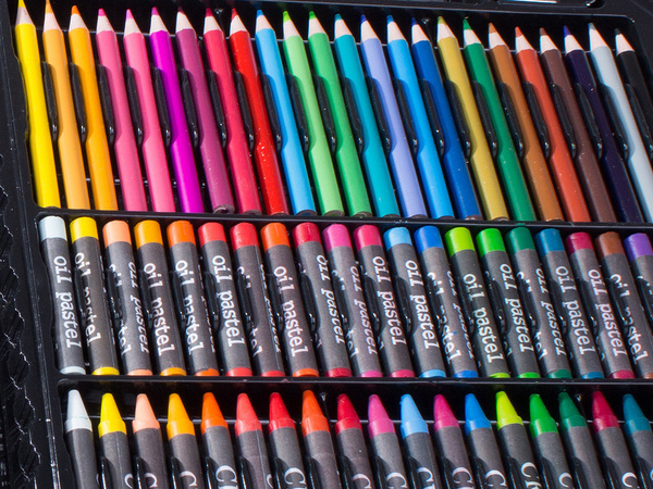 Mākslinieku komplekts gleznošanai kārbā 150 gab.