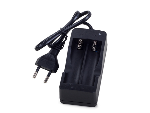 Двойное зарядное устройство для аккумуляторов 18650