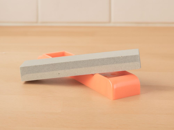 Ostrzałka kamienna do noży nożyczek dwustronna prostokątna na podstawce