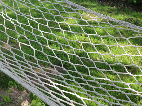 Garten hängematte seil netz hölzerne querbalken boho geflochten weiss