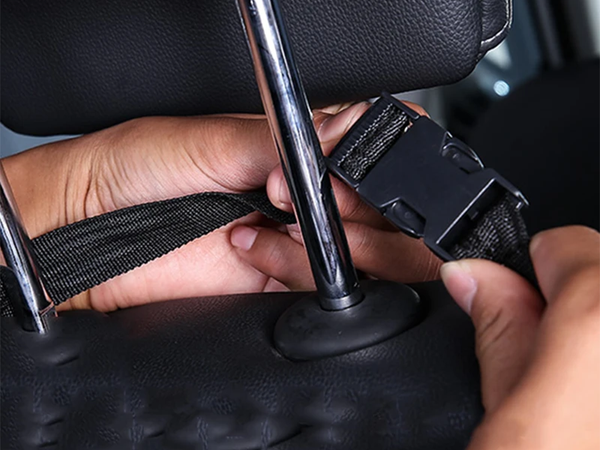 Autósülés háttámlájának szervezője zsebekkel