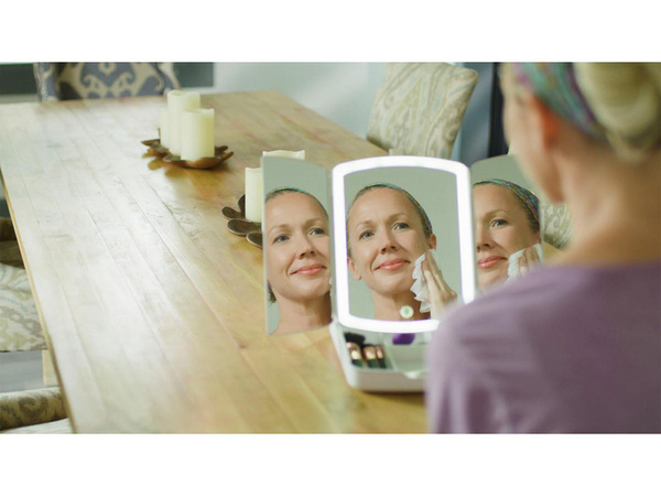 Освещенный макияж привело косметическое зеркало