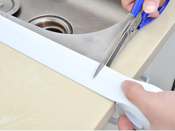 Biela tesniaca páska na kúpeľňové steny a umývadlá 3 m silné pvc lepidlo