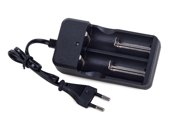 Duální nabíječka bateriových článků 18650