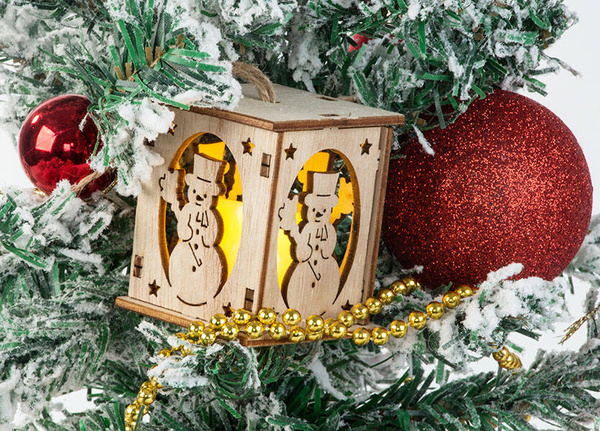 Hölzerne hängende weihnachtsbaumlaterne beleuchtung weihnachtsdekoration schneemann