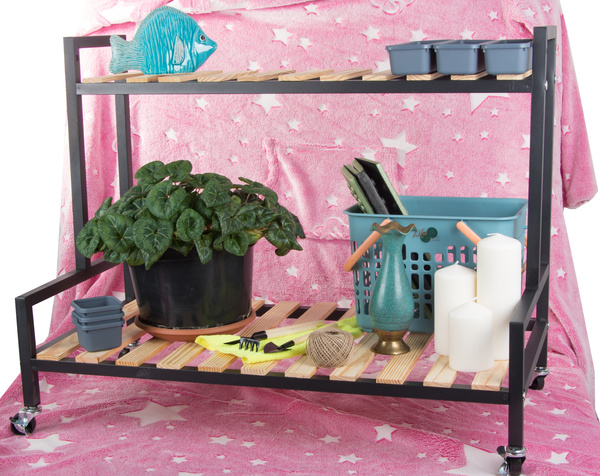 Dřevěný záhon pro hrnkové květiny dvoupatrový regál na kolečkách terasa