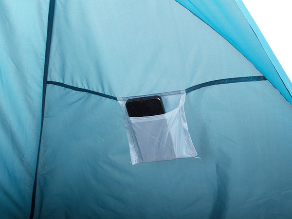 Ranna telk suur turistide ekraani rannas päikesekaitseks