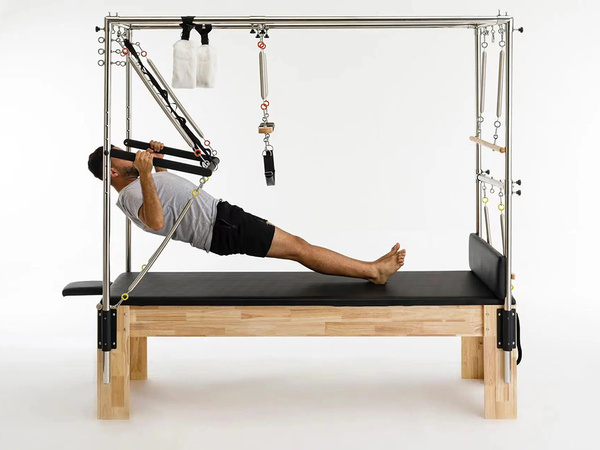CVIČENÍ PILATES NA LŮŽKU REFORMER FITNESS TRÉNINKOVÉ ZAŘÍZENÍ