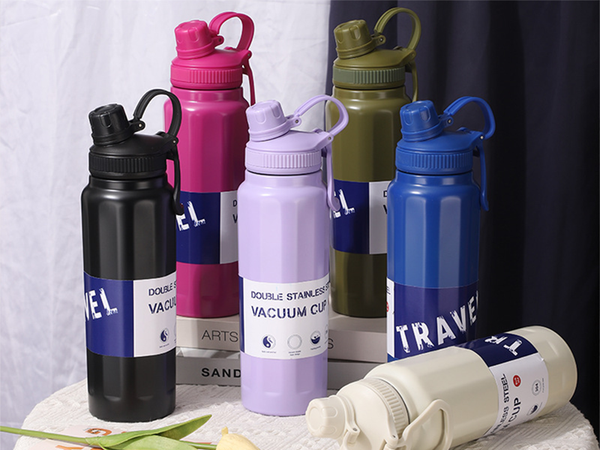 Termos bidon termikus mug 700 ml űrtartalmú, fogantyúval, meleg és hideg italokhoz