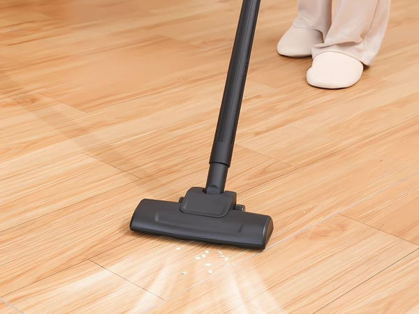 Brezžični vertikalni sesalnik, brez vrečke, močan, lahkoten, 100 w, komplet priključkov