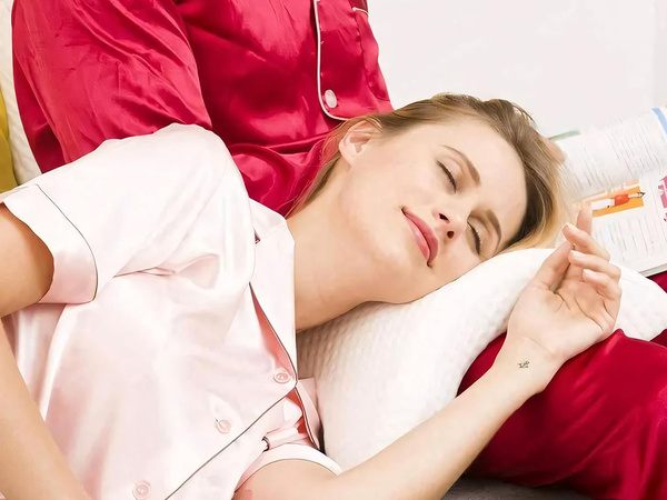 Ortopedický polštář s průramkem na spaní s pamětí bílý oblouk