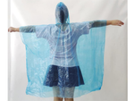 Mackintosh en una bola capa de lluvia poncho llavero