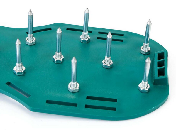 Vrtni prezračevalnik pokriva čevlje z velikimi bodicami za prezračevanje trate