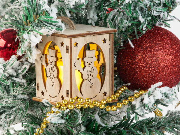 Hölzerne hängende weihnachtsbaumlaterne beleuchtung weihnachtsdekoration schneemann