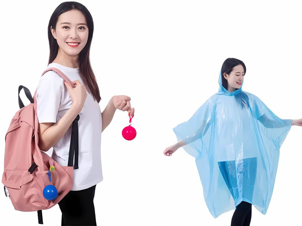 Mackintosh en una bola capa de lluvia poncho llavero